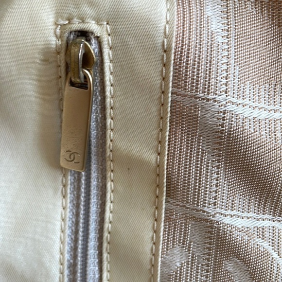 ๐๏ธHOST PICK๐๏ธBeautiful Chanel leather and nylon bag - Picture 12 of 14